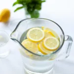 voici-pourquoi-vous-devriez-boire-de-l-eau-citronnee-tous-les-jours