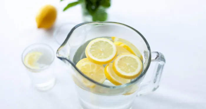 voici-pourquoi-vous-devriez-boire-de-l-eau-citronnee-tous-les-jours