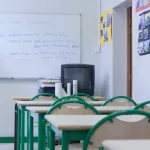 en-france-pays-de-droits-de-l-homme-un-enfant-de-7-ans-chasse-de-l-ecole-par-la-police-pour-cantine-impayee