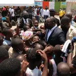 remise-de-kits-scolaires-a-port-bouet-le-maire-emmou-sylvestre-happe-par-des-eleves