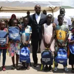 port-bouet-le-maire-emmou-sylvestre-distribue-10-000-kits-scolaires-aux-orphelins-et-enfants-vulnerables