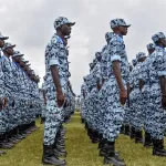 covids-19-le-vaccination-des-policiers-cree-un-debat