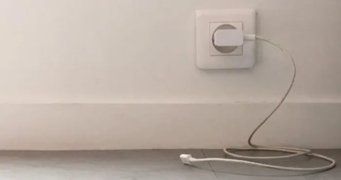 chargeur-de-telephone-branche-a-vide-voici-les-risque-que-vous-encourez