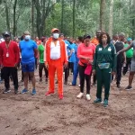 rando-verte-d-abidjan-danho-paulin-marche-dans-la-foret-du-banco-sous-une-forte-pluie-et-fait-une-annonce