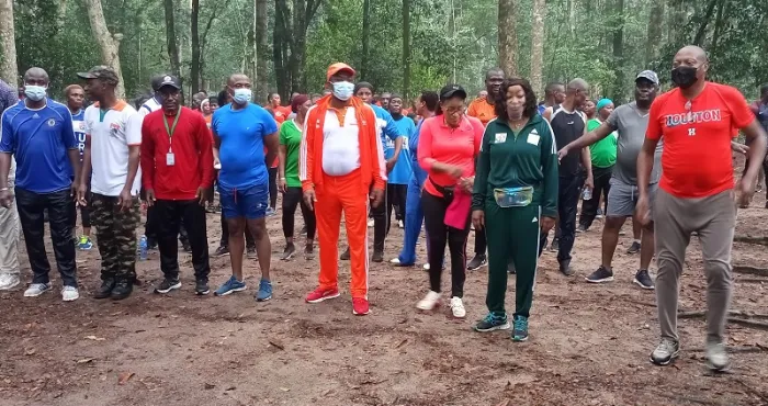 rando-verte-d-abidjan-danho-paulin-marche-dans-la-foret-du-banco-sous-une-forte-pluie-et-fait-une-annonce