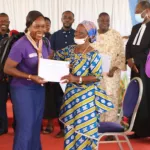 eglise-protestante-methodiste-reverend-bruno-bobiotche-president-delivre-des-parchemins-a-ses-collaborateurs