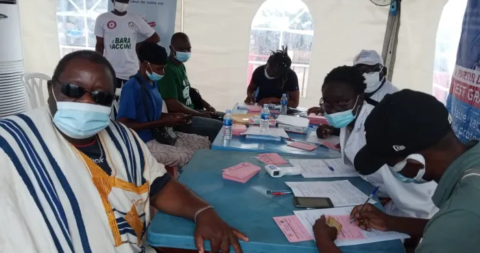 covid-19-solibra-offre-des-seances-de-vaccination-gratuites-aux-populations