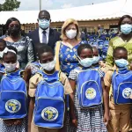 mme-dominique-ouattara-offre-5000-kits-scolaires-aux-eleves-du-sud-comoe-dont-1500-pour-la-ville-d-adiake