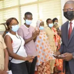 rentree-scolaire-2021-2022-a-koumassi-des-prises-en-charge-de-plus-de-100-millions-francs-cfa-remis-a-2350-eleves-par-la-mairie