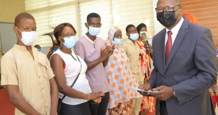 rentree-scolaire-2021-2022-a-koumassi-des-prises-en-charge-de-plus-de-100-millions-francs-cfa-remis-a-2350-eleves-par-la-mairie
