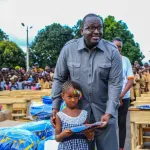 sinematiali-fidele-sarassoro-fait-don-de-500-tables-bancs-et-14-200-kits-scolaires-aux-eleves
