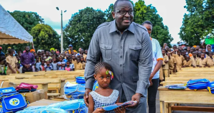 sinematiali-fidele-sarassoro-fait-don-de-500-tables-bancs-et-14-200-kits-scolaires-aux-eleves