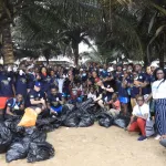 l-association-cote-d-ivoire-alumni-exchange-program-aep-ci-collecte-2-tonnes-de-dechets-sur-la-plage-de-grand-bassam