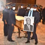 l-ex-premier-ministre-charles-konan-banny-a-la-primature-pour-son-dernier-conseil-de-gouvernement