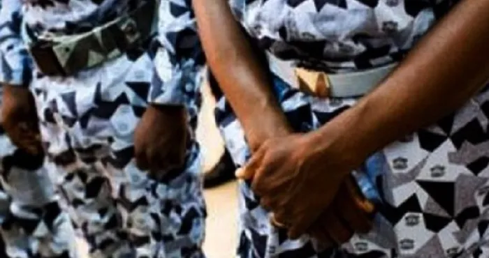 koumassi-deux-jeunes-filles-tabassent-un-commissaire-de-police-et-se-refugient-dans-un-hotel