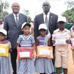 bonoua-la-sodeci-fait-des-heureux-540-eleves-recoivent-des-kits-scolaires