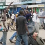 braquage-avorte-a-yopougon-les-badauds-tabassent-deux-braqueurs-et-arrachent-un-pistolet