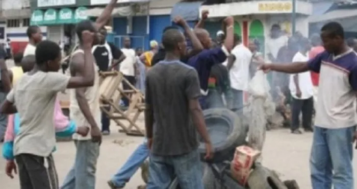 braquage-avorte-a-yopougon-les-badauds-tabassent-deux-braqueurs-et-arrachent-un-pistolet
