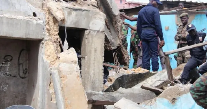 fortes-pluies-a-abidjan-une-maison-s-ecroule-sur-ses-habitants-a-attecoube-2-corps-retrouves-sous-les-decombres