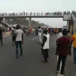 autoroute-abidjan-grand-bassam-comment-le-grand-espacement-des-ponts-pietons-seme-la-desolation-au-sein-des-populations-de-port-bouet