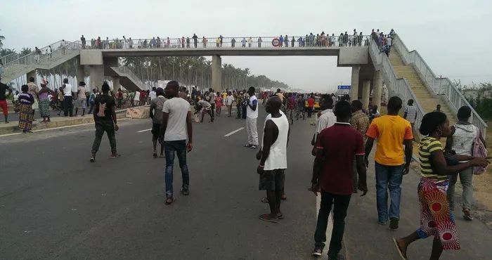 autoroute-abidjan-grand-bassam-comment-le-grand-espacement-des-ponts-pietons-seme-la-desolation-au-sein-des-populations-de-port-bouet