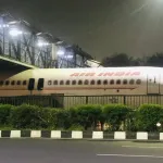 insolite-un-avion-coince-sous-un-pont