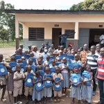 cote-d-ivoire-rentree-scolaire-2021-2022-madame-dominique-ouattara-offre-plus-de-700-kits-aux-eleves-de-lohou