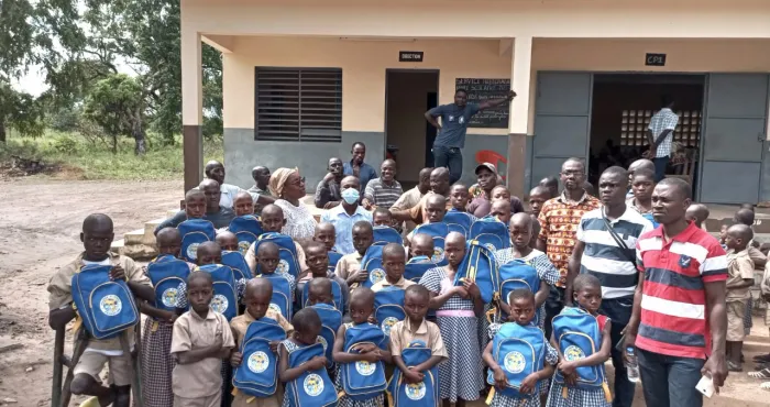 cote-d-ivoire-rentree-scolaire-2021-2022-madame-dominique-ouattara-offre-plus-de-700-kits-aux-eleves-de-lohou