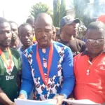 tension-a-yopougon-des-travailleurs-en-colere-manifestent-2-personnes-blessees-et-5-arretees