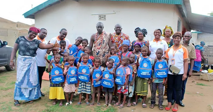 rentree-scolaire-2021-2022-la-fondation-wilfried-zaha-distribue-des-kits-scolaires-aux-eleves-de-24-villages-de-5-regions-du-pays