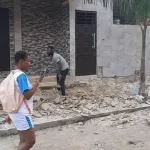 koumassi-le-ministere-de-la-construction-demolit-une-rampe-d-escaliers-construite-sur-le-domaine-public