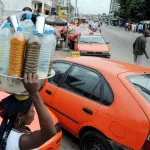 greve-des-taxis-compteurs-le-calvaire-des-abidjanais-continue-des-individus-empechent-des-vehicules-de-circuler