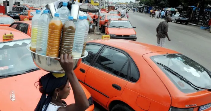 greve-des-taxis-compteurs-le-calvaire-des-abidjanais-continue-des-individus-empechent-des-vehicules-de-circuler