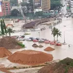 cote-d-ivoire-inondations-a-adjame-le-carrefour-indenie-sous-les-eaux-la-voie-impraticable