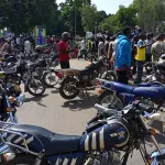 greve-des-taxis-motos-a-korhogo-les-conducteurs-bloquent-le-rond-point-de-la-mairie-voici-leurs-griefs