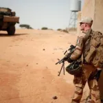 burkina-faso-rififi-un-convoi-militaire-francais-bloque-par-des-jeunes-a-l-entree-de-la-ville-de-kaya