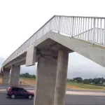 port-bouet-un-homme-se-pend-sur-le-pont-pieton-de-derriere-warf-tout-sur-le-defunt