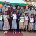 bouake-un-important-lot-de-manuels-scolaires-offert-aux-eleves-de-cp1-et-cp2