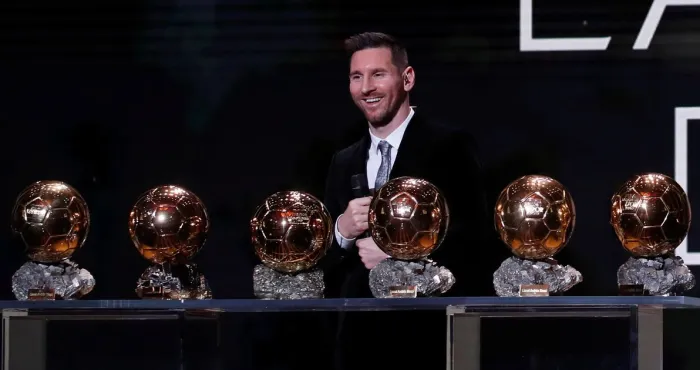 football-lionel-messi-decroche-son-7e-ballon-d-or
