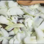 cuisine-astuce-pour-ne-plus-jamais-bruler-les-oignons-a-la-poele-ou-dans-la-casserole