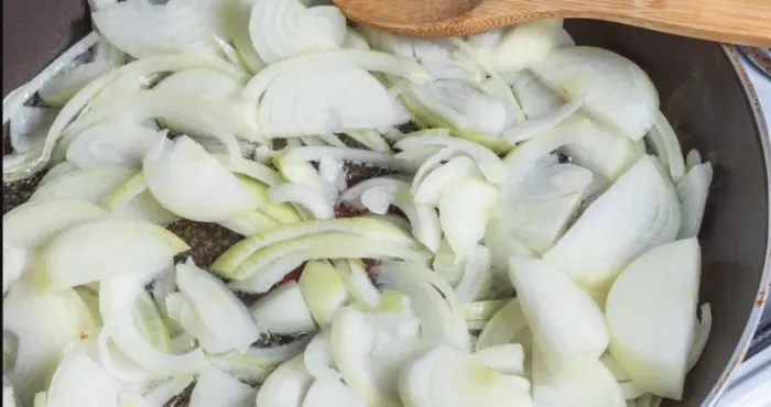 cuisine-astuce-pour-ne-plus-jamais-bruler-les-oignons-a-la-poele-ou-dans-la-casserole