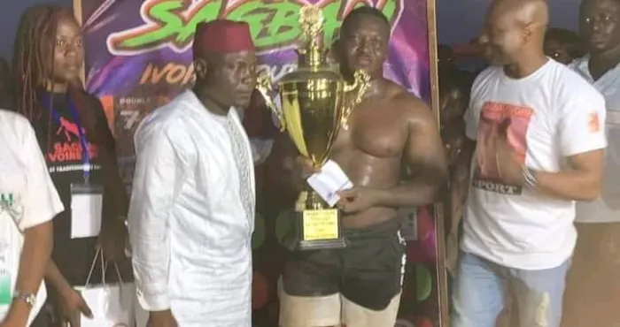 cote-d-ivoire-ki-daouda-et-regina-tape-grands-vainqueurs-d-une-competition-de-lutte-traditionnelle