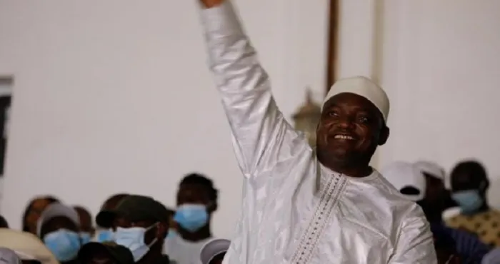 presidentielle-en-gambie-l-ancien-president-adama-barrow-reelu