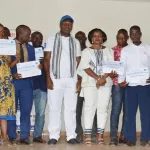 cote-d-ivoire-dr-albert-mabri-toikeuse-offre-un-soutien-financier-a-la-jeunesse-dan-et-leur-prodigue-des-conseils