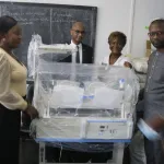 sante-le-personnel-d-une-banque-offre-deux-couveuses-aux-centres-hospitaliers-universitaires-de-cocody-et-de-treichville