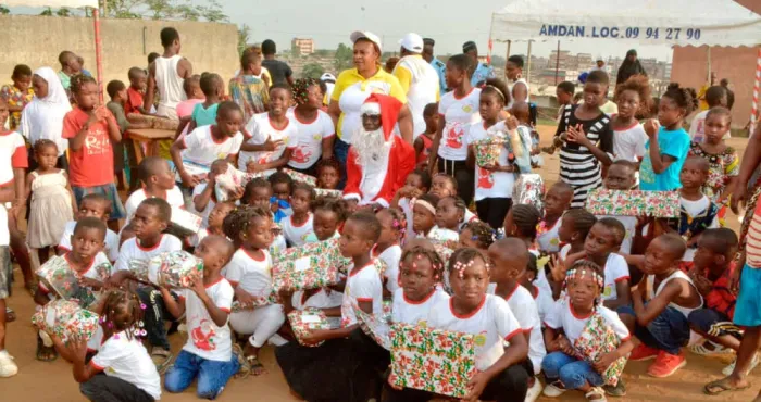 celebration-de-la-fete-de-noel-une-ong-cadeaute-plusieurs-familles-a-williamsville