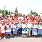 3e-edition-arbre-de-noel-a-port-bouet-dr-emmou-sylvestre-comble-plus-de-20-000-enfants