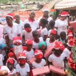 fete-de-noel-une-ong-partage-la-magie-de-noel-avec-les-enfants-d-allakro-cocody