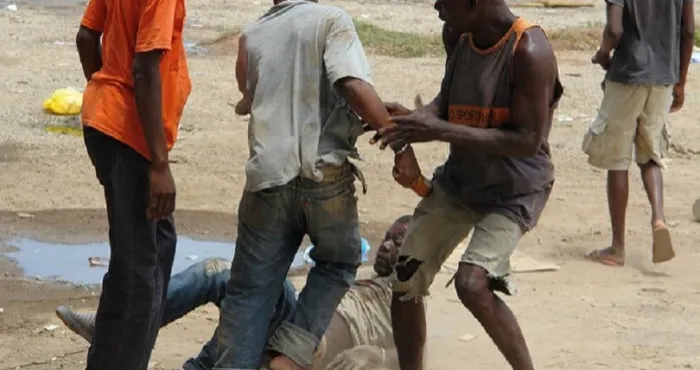 gohitafla-deux-instituteurs-se-tabassent-pour-une-jeune-fille