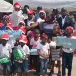 arbre-de-noel-zie-daouda-coulibaly-gate-les-enfants-du-personnel-d-une-radio-de-proximite-de-yopougon